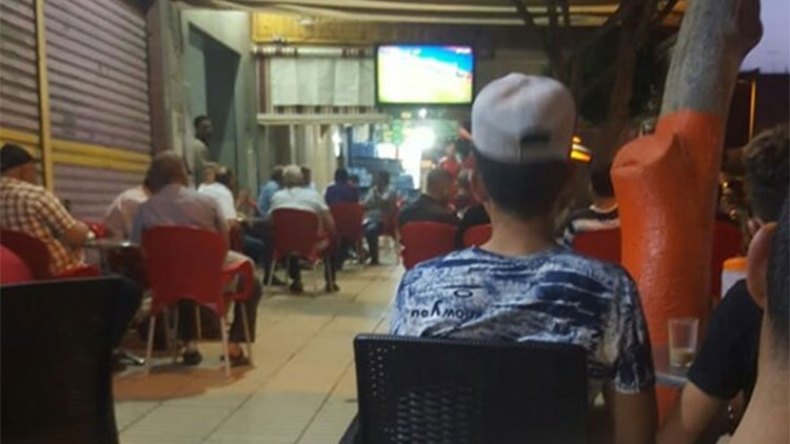 جزائريون “يغزون المقاهي والساحات لمشاهدة مباريات الكان”