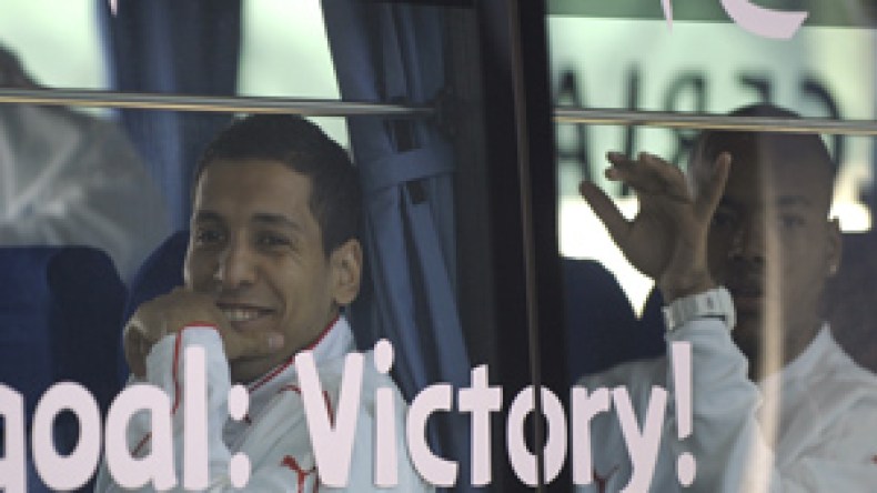 سمير  المناصر  الوحيد  الذي  كان  في  استقبال  الخضر  بالمطار