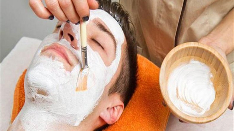 رجال يبحثون عن الوسامة في عيادات التجميل