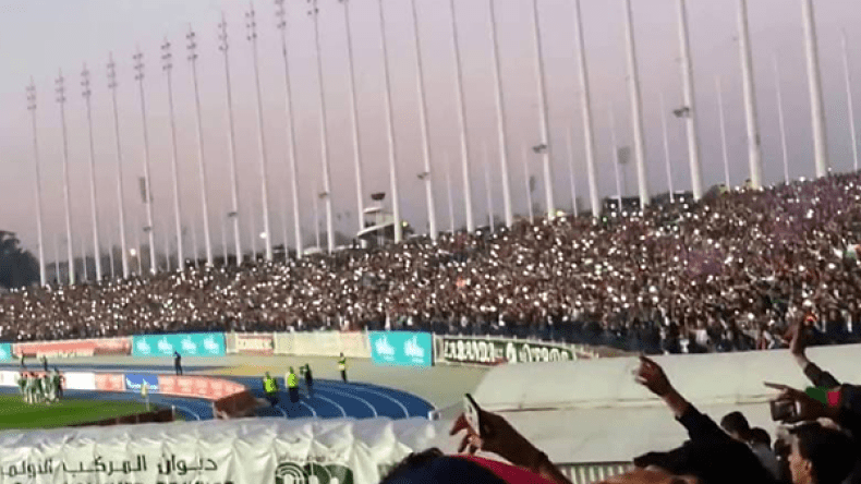 مضيفات “جميلات” لتنظيم المناصرين ووقف العنف في الملاعب!