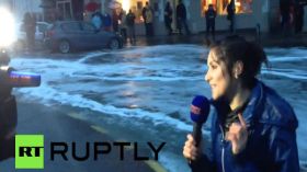 موجة ضخمة تسقط مراسلة أثناء البث المباشر