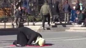 فتاة محجبة تصلى في شوارع أمريكا!