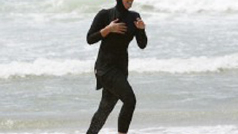 “المايوه الإسلامي” يثير ضجة حجاب أخرى في فرنسا