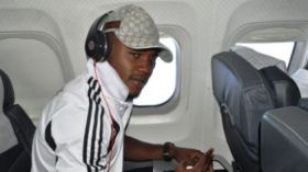 فريق من أدغال إفريقيا يفتخر بأن له طائرة خاصة!