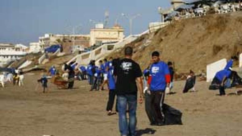 طلبة ومثقفون يتجندون لتخليص الجزائر من قمامتها