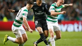 مشجع سيلتيك يقتحم الملعب لضرب مبابي