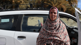 مبيركة بشي.. سائقة التاكسي الصحراوية التي تعشقها النساء