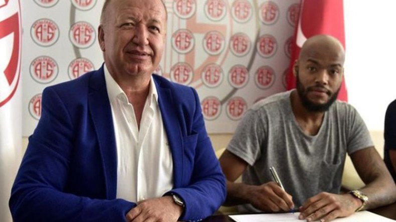 M’bolhi pousse un grand ouf de soulagement!