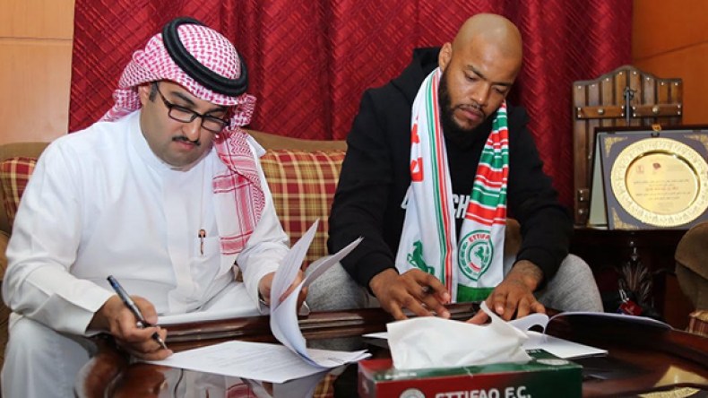 مبولحي: جددت عقدي لأنهم تعاملوا معي باحترافية