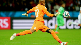 الفيفا تُقصي مبولحي من قائمة المنافسين على “القفاز الذهبي”