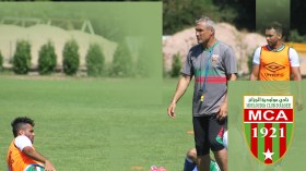 صدام بين كازوني وغريب في مولودية الجزائر بسبب حشود