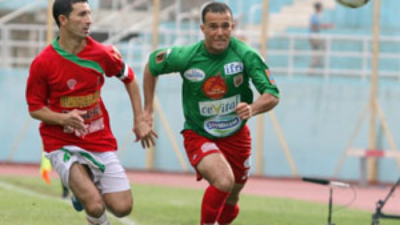 طويل بهدف من ذهب يجنب الانفجار