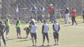 أنصار العميد يوقفون الحصة التدريبية ويشتمون اللاعبين