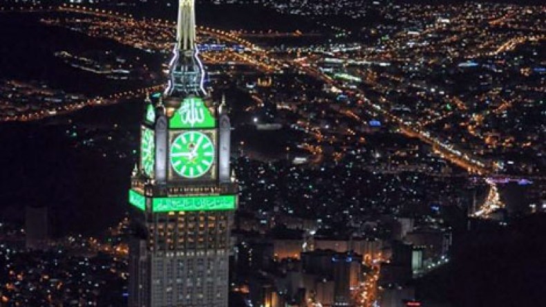 صاعقة تضرب “ساعة مكة”.. وتوقفها !