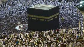 احتجاجات وغضب وسط الحجاج الجزائريين بعد انقطاع الكهرباء وتعطل المكيفات