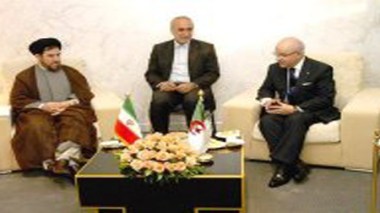 M. Medelci tient une séance de travail avec le vice-président iranien