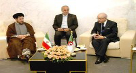 M. Medelci tient une séance de travail avec le vice-président iranien