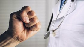 424 اعتداء على الطواقم الطبية في 2020