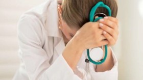 الاستماع إلى 3 موظفين في قضية طبيبة تغيبت لأشهر وتتقاضى راتبها بانتظام