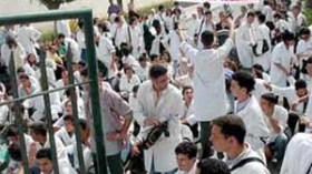 الاطباء المقيمون يهددون باستقالة جماعية