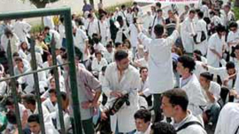 الاطباء المقيمون يهددون باستقالة جماعية