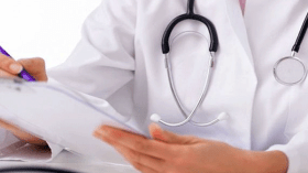 فرنسا تلغي معادلة شهادة تخصص الطب لاستقطاب الأطباء الجزائريين