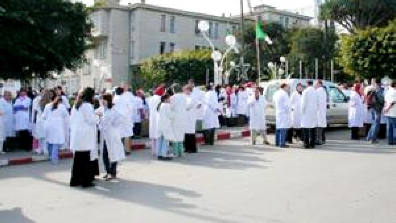 الأطباء يوقفون الإضراب ويشتكون الحكومة للمنظمات الدولية