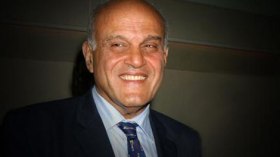 طبيب مصري يحصل على لقب أسطورة الطب في العالم