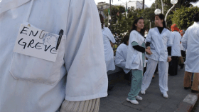 الأطباء المقيمون يواصلون احتجاجهم ويلوحون بإضراب شامل