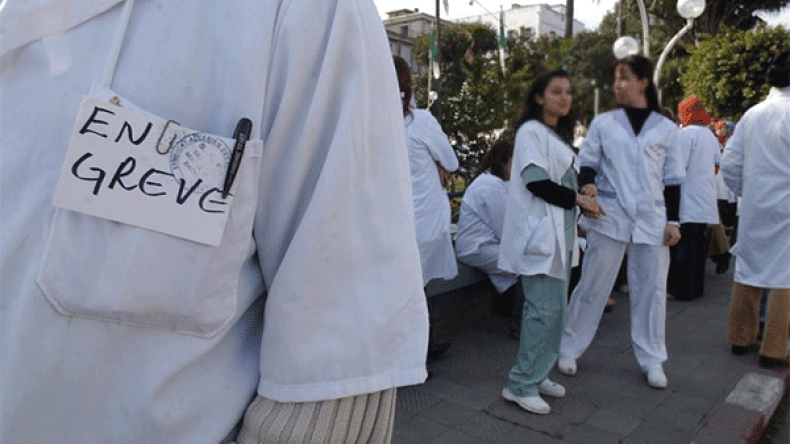 الأطباء المقيمون يواصلون احتجاجهم ويلوحون بإضراب شامل