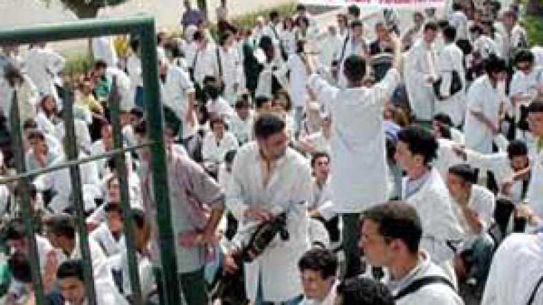 ممثلو‭ ‬الأطباء‭ ‬المقيمون‭ ‬ينسحبون‭ ‬من‭ ‬لجنة‭ ‬العقلاء