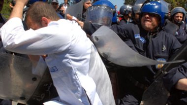 Marche des médecins résidents à Alger : plusieurs blessés et arrestations