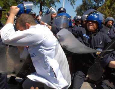 Marche des médecins résidents à Alger : plusieurs blessés et arrestations