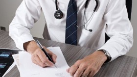 العلاوة يستفيد منها قلة من الأخصائيين ولا تُصرف شهريا