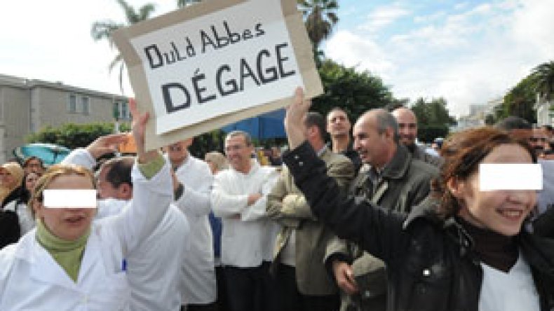 طلبة الطب والأطباء المقيمون يهددون بشلّ المستشفيات والجامعات