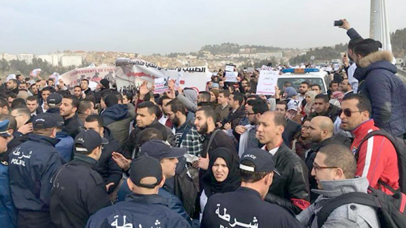 الأطباء المقيمون يخرجون إلى الشارع في ولايات الشرق