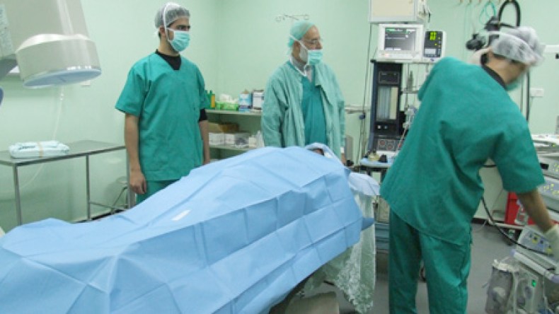 أطباء بالمستشفيات يهربون الأدوية والمرضى إلى العيادات الخاصة