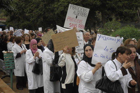 Les praticiens de santé publique  réclament le départ de Ould Abbès