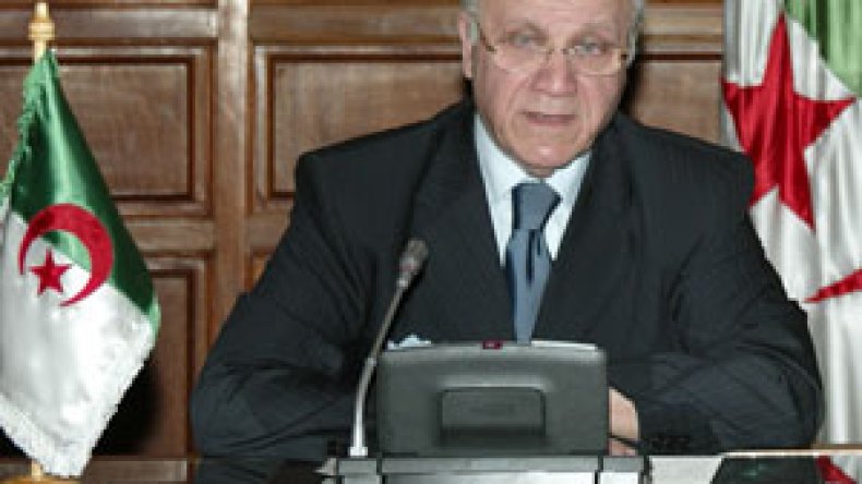 الجزائر تعترف بالمجلس الانتقالي قبل تشكيل الحكومة