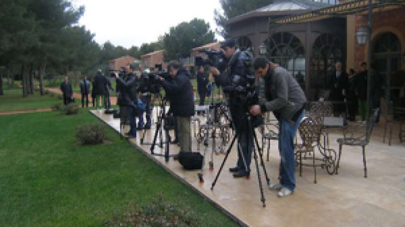 وسائل  الإعلام  العالمية  تغزو  مكان  تربص  ” الخضر “