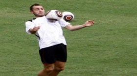 الآلام  تعاود  مغني  وقد  يغيب  عن  الدور  الأول