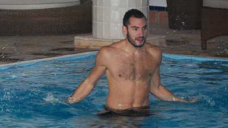 مغني‭ ‬ركض‭ ‬5‭ ‬دقائق‭ ‬أمس‭ ‬ببهو‭ ‬فندق‭ ‬غولف‭ ‬بالاس