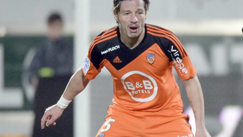 مهدي مصطفى رسميا في باستيا لموسمين