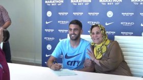 والدة محرز تُطالب نجلها بِنيل كأس العالم!