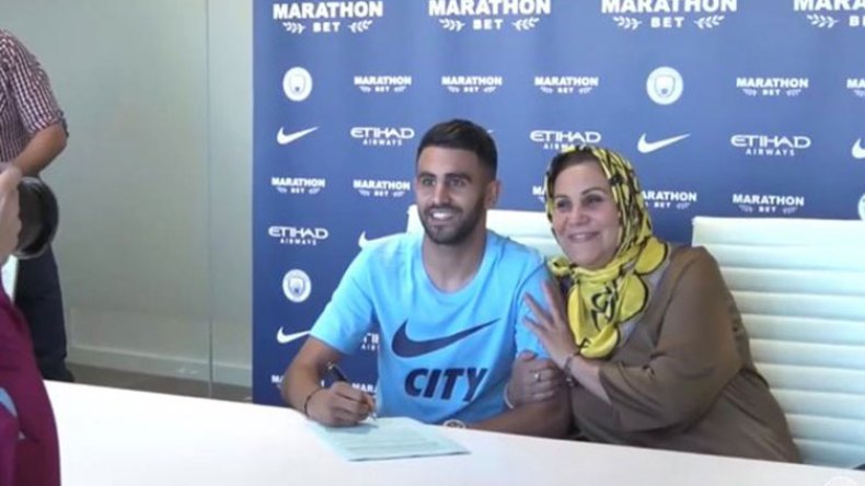 والدة محرز تُطالب نجلها بِنيل كأس العالم!