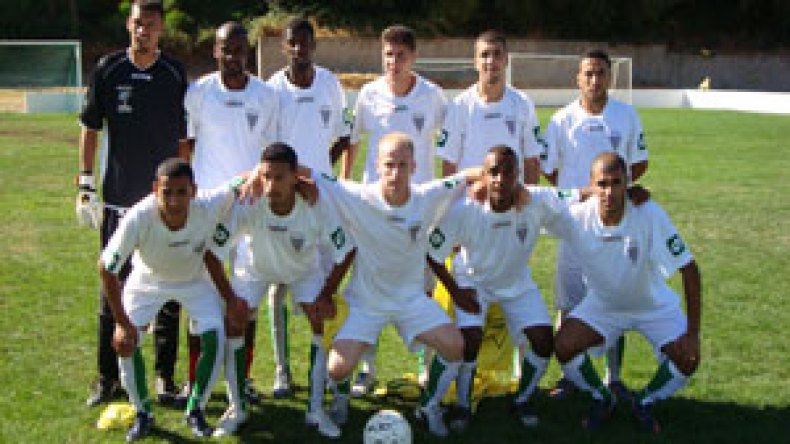 المخادمة‭ ‬دون‭ ‬طبال‭ ‬وتراهن‭ ‬على‭ ‬بوغرارة‭ ‬وبن‭ ‬زايد‭ ‬أمام‭ ‬العميد‭ ‬