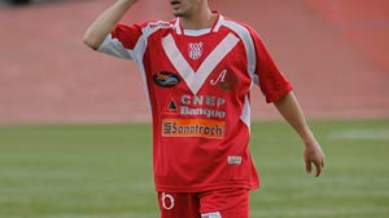 قرابة مليار  تدفع مكحوت للتخلي عن القبائل مقابل اللعب لعنابة