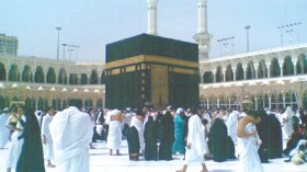 “السماسرة” يُلهبون كلفة العمرة ويُنعشون السوق السوداء قبيل رمضان