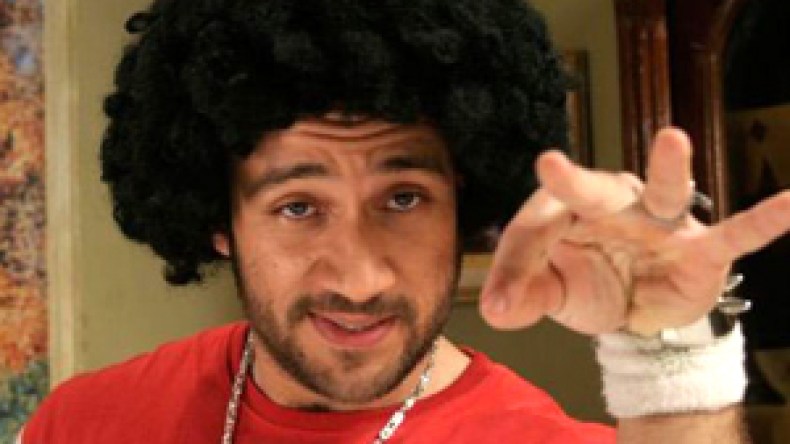 الإعلام المصري يستدرج أحمد مكي ثم يهاجمه ويهينه ويحيي شجاعة وردة