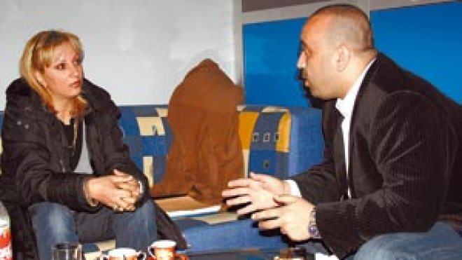 أرملة حسني و ابنه: الشروق رمز للنزاهة والاحترافية